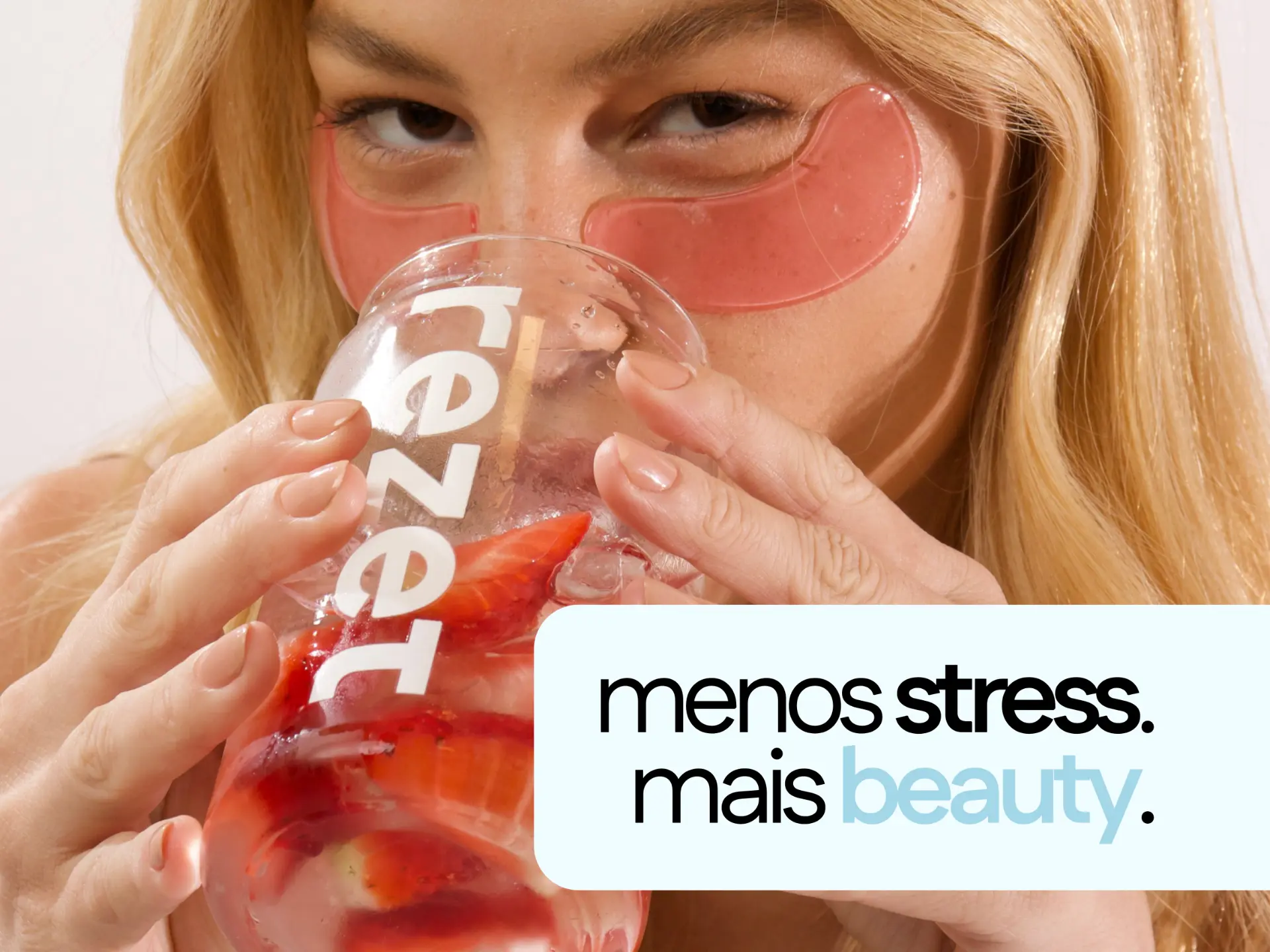 Modelo bebendo rezet com a mensagem menos stress, mais beauty