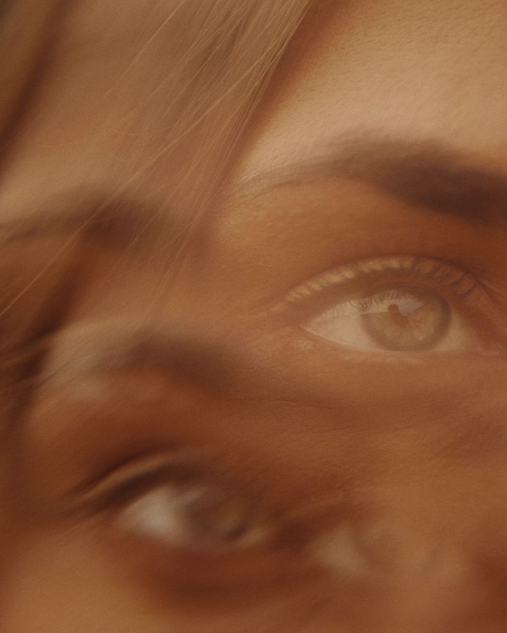 Sobreposição artística de olhos, simbolizando confusão mental e brain fog