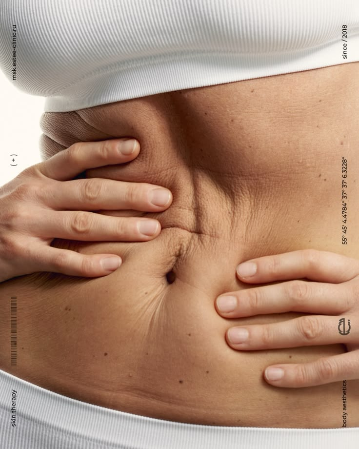 Mãos sobre a barriga, simbolizando o acúmulo de gordura na região da cintura